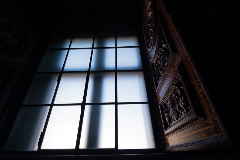 Baugerüst vorm Fenster (Vatikan).jpg
